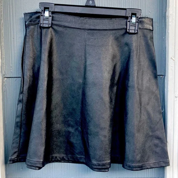 American Apparel vegan leather mini skirt - Picture 14 of 16